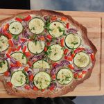 Vegetarischer Flammkuchen mit Zucchini und Paprika