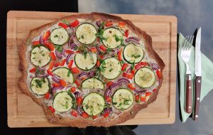 Vegetarischer Flammkuchen mit Zucchini und Paprika