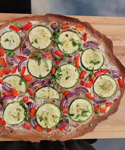 Vegetarischer Flammkuchen mit Zucchini und Paprika