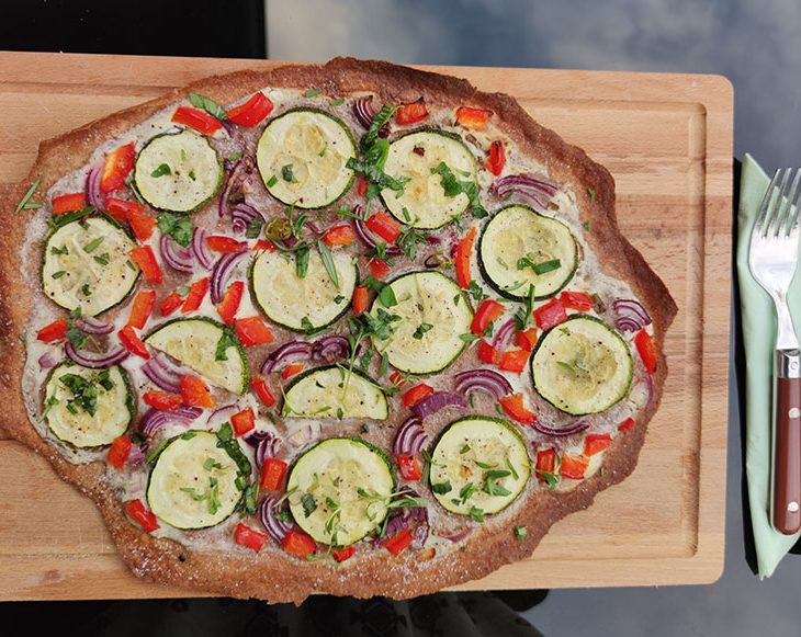 Vegetarischer Flammkuchen mit Zucchini und Paprika